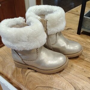 GAP Cream Boots with White Faux Fur